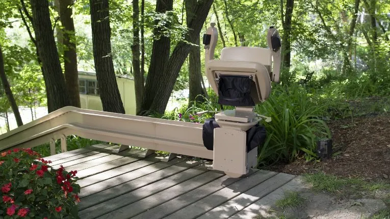 Elite gebogener Außentreppenlift in Parkposition
