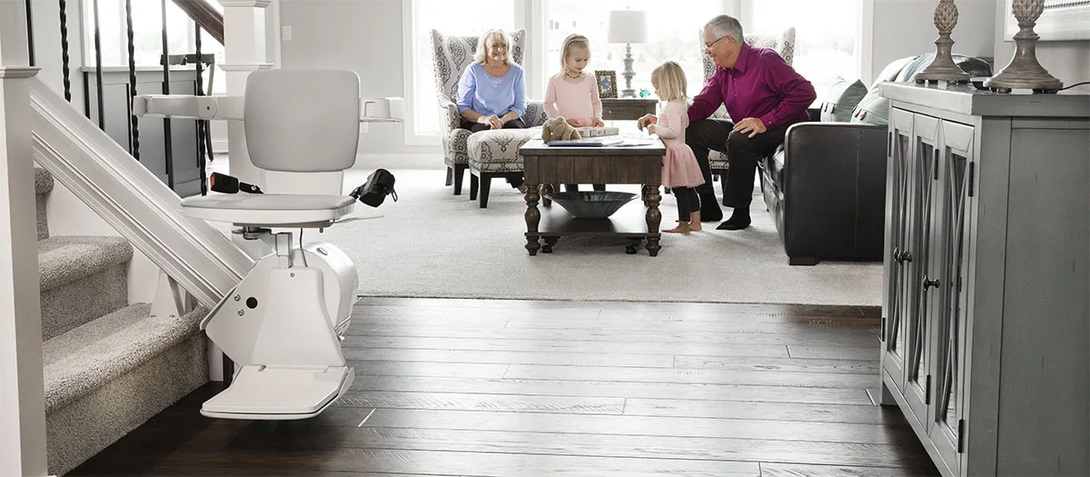 nonni che guardano due bambini piccoli giocare in soggiorno