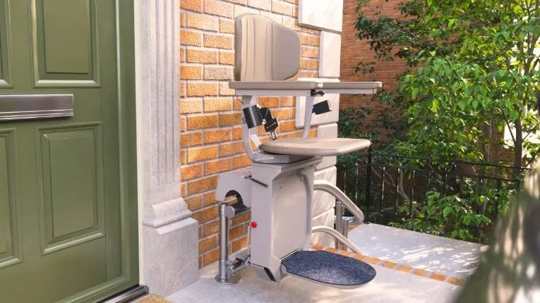 Salvaescaleras curvo para exterior Bruno Eliva