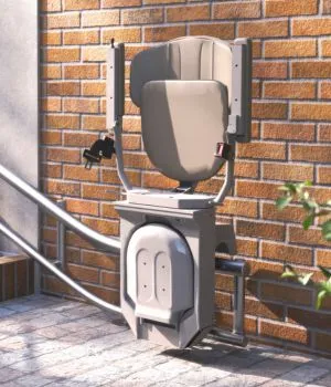Asiento exterior Eliva plegado en la parte inferior del riel.
