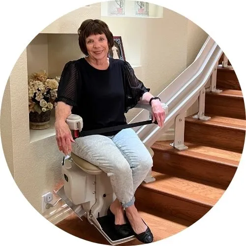 eine Frau, die einen innenliegenden Treppenlift benutzt